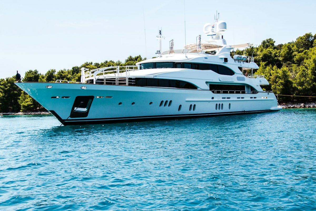 Yacht sur eaux turquoise — esprit Côte d’Azur